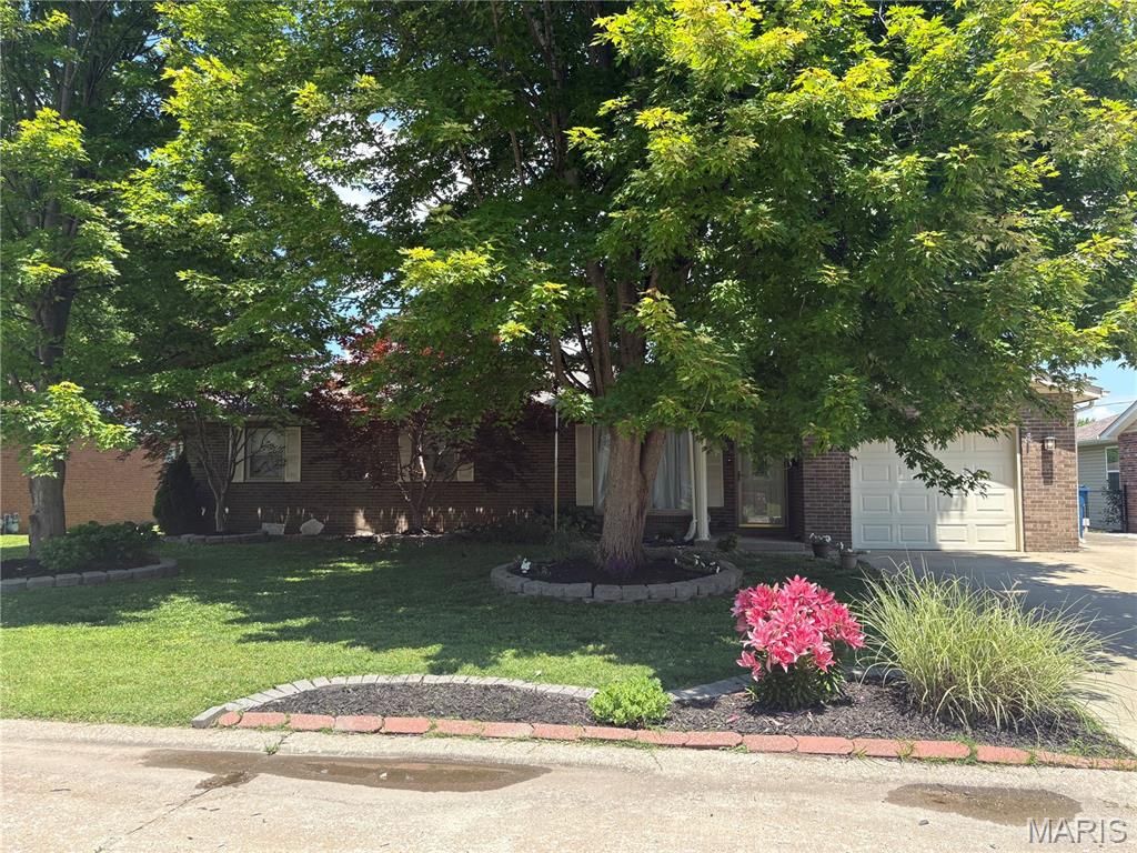 33 Snowbird Lane, Granite City, IL 62040