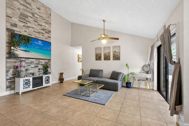 1057 Summit Trail Circle B, West Palm Beach, FL 33415