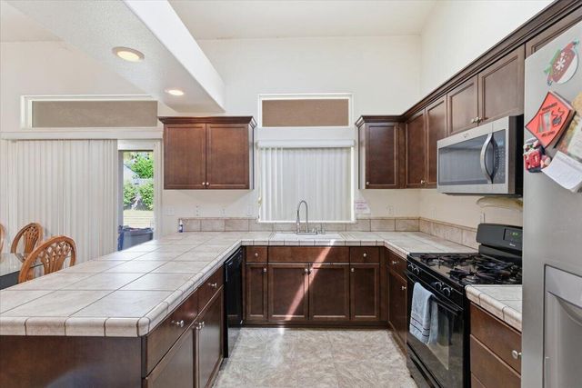 7438 Ensminger Avenue, Visalia, CA 93291