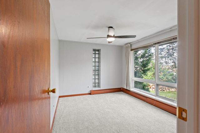 288 Middaugh Road, Clarendon Hills, IL 60514