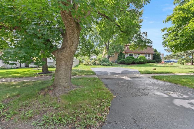 288 Middaugh Road, Clarendon Hills, IL 60514