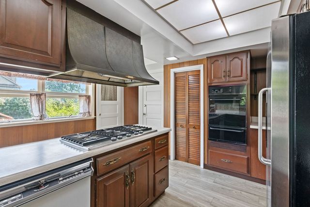 288 Middaugh Road, Clarendon Hills, IL 60514