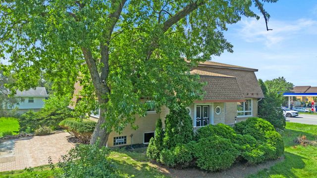 288 Middaugh Road, Clarendon Hills, IL 60514