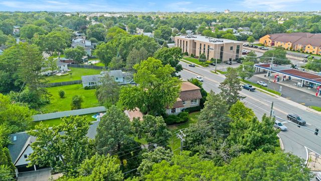288 Middaugh Road, Clarendon Hills, IL 60514