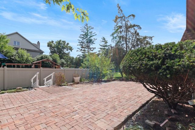 288 Middaugh Road, Clarendon Hills, IL 60514