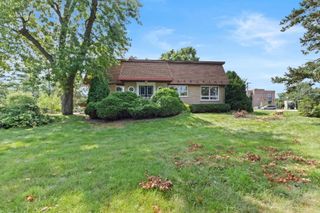 288 Middaugh Road, Clarendon Hills, IL 60514