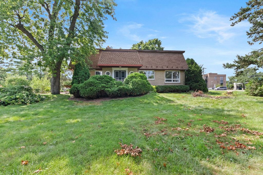 288 Middaugh Road, Clarendon Hills, IL 60514