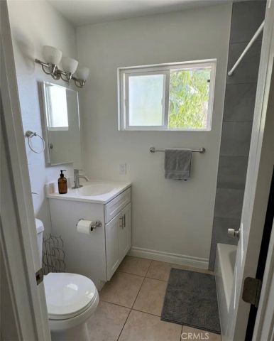 999 Valencia 4, Costa Mesa, CA 92626