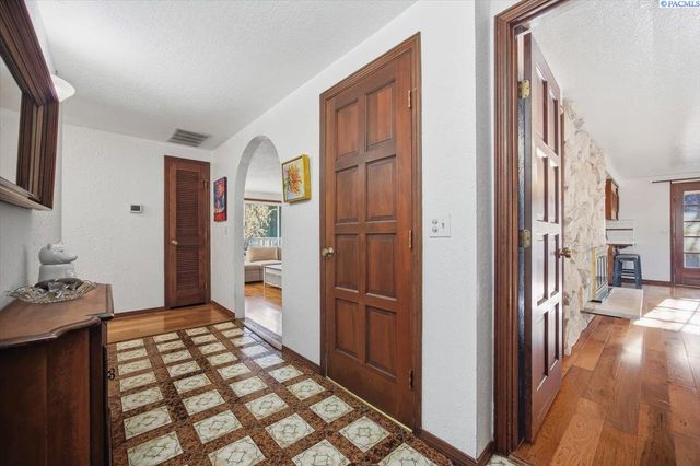 145 Greenview Dr, Richland, WA 99352