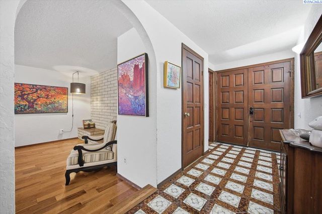 145 Greenview Dr, Richland, WA 99352