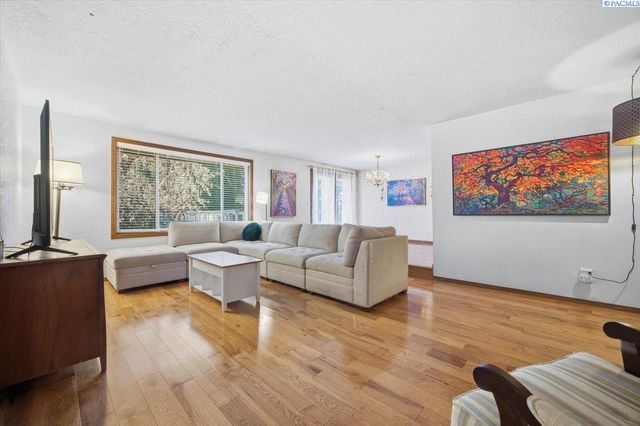 145 Greenview Dr, Richland, WA 99352