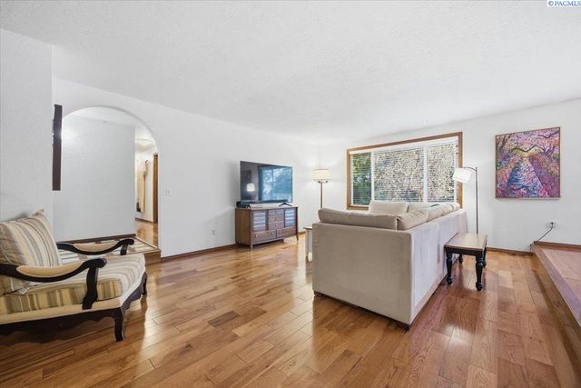 145 Greenview Dr, Richland, WA 99352