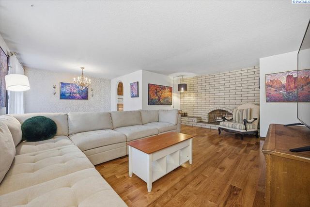 145 Greenview Dr, Richland, WA 99352