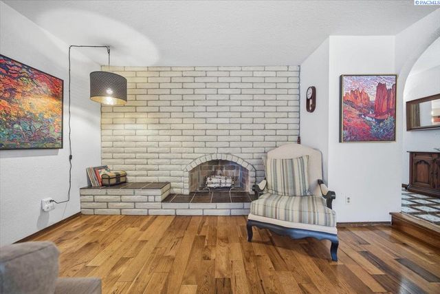 145 Greenview Dr, Richland, WA 99352