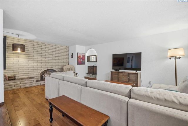 145 Greenview Dr, Richland, WA 99352