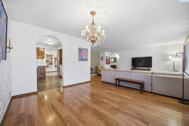 145 Greenview Dr, Richland, WA 99352