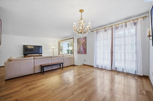 145 Greenview Dr, Richland, WA 99352