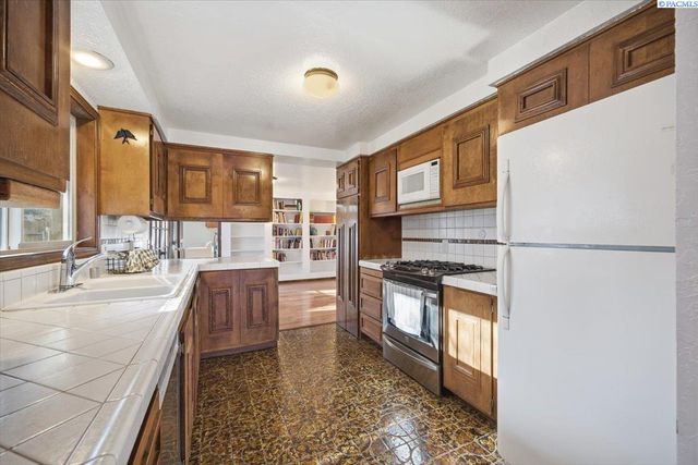 145 Greenview Dr, Richland, WA 99352