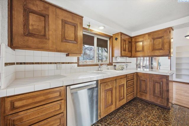 145 Greenview Dr, Richland, WA 99352