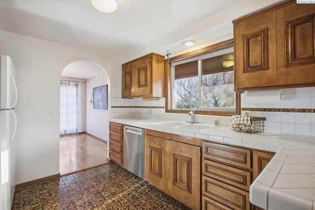 145 Greenview Dr, Richland, WA 99352