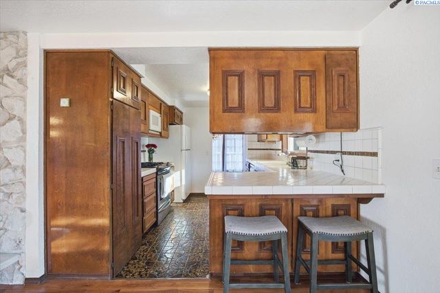 145 Greenview Dr, Richland, WA 99352