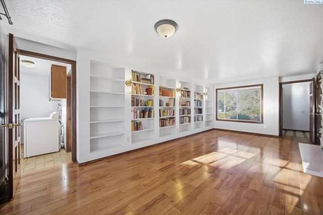 145 Greenview Dr, Richland, WA 99352