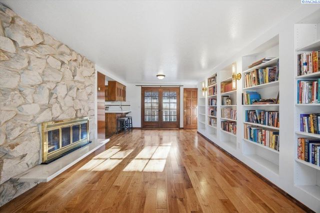 145 Greenview Dr, Richland, WA 99352