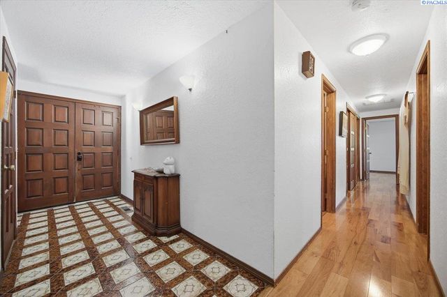 145 Greenview Dr, Richland, WA 99352