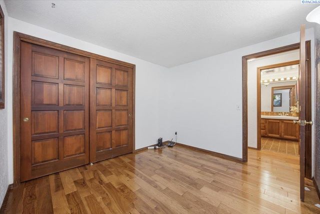 145 Greenview Dr, Richland, WA 99352