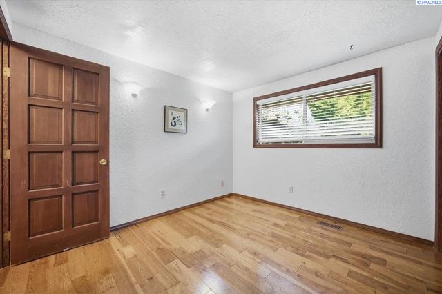 145 Greenview Dr, Richland, WA 99352