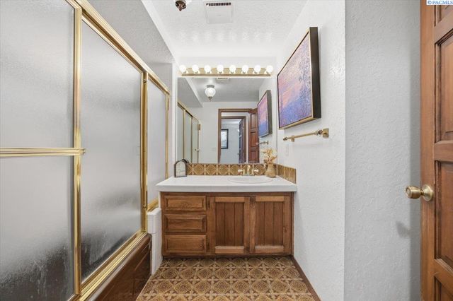 145 Greenview Dr, Richland, WA 99352