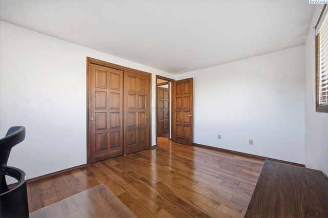 145 Greenview Dr, Richland, WA 99352