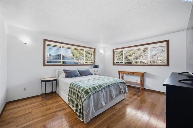 145 Greenview Dr, Richland, WA 99352