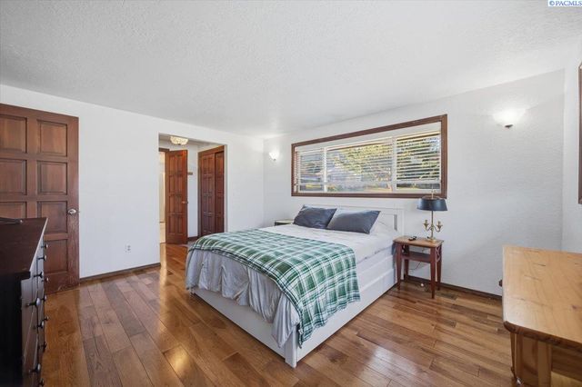 145 Greenview Dr, Richland, WA 99352