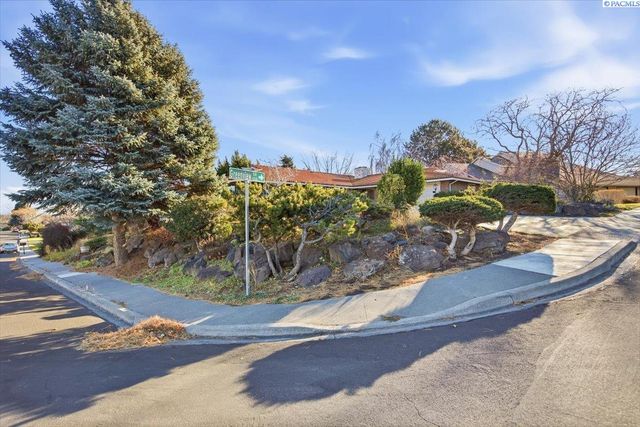 145 Greenview Dr, Richland, WA 99352