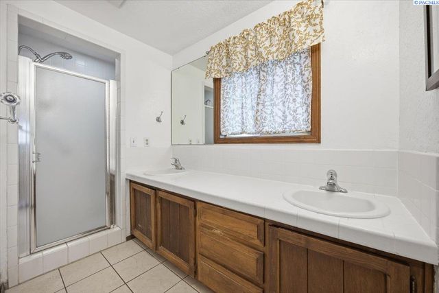 145 Greenview Dr, Richland, WA 99352