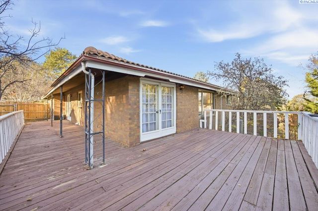 145 Greenview Dr, Richland, WA 99352