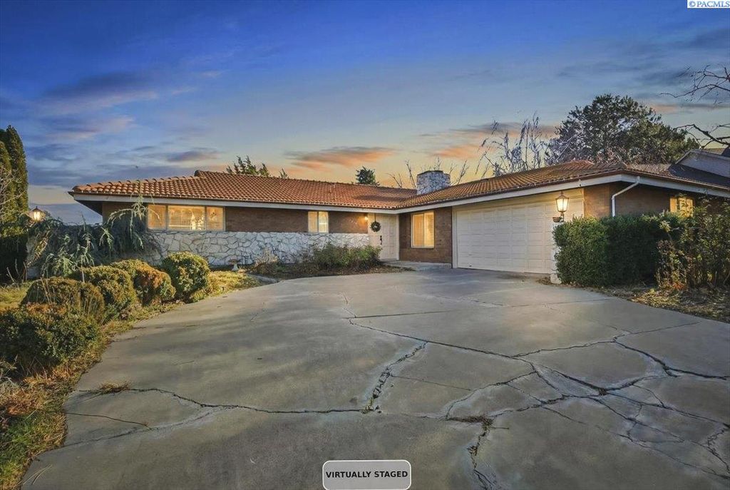 145 Greenview Dr, Richland, WA 99352