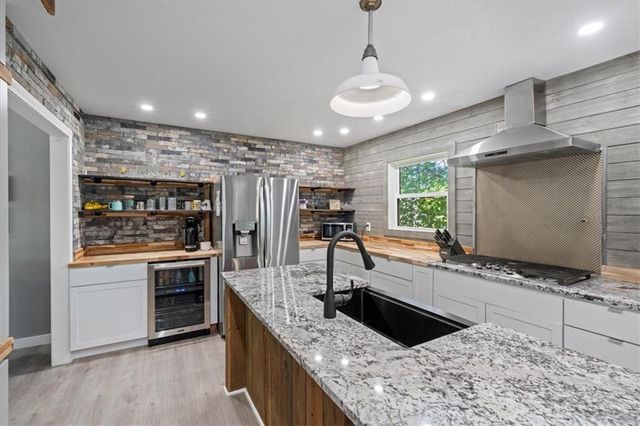 15704 Horton Lane, Overland Park, KS 66223
