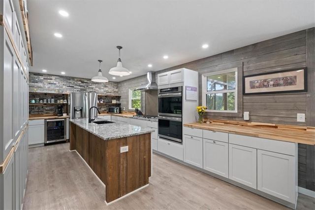 15704 Horton Lane, Overland Park, KS 66223