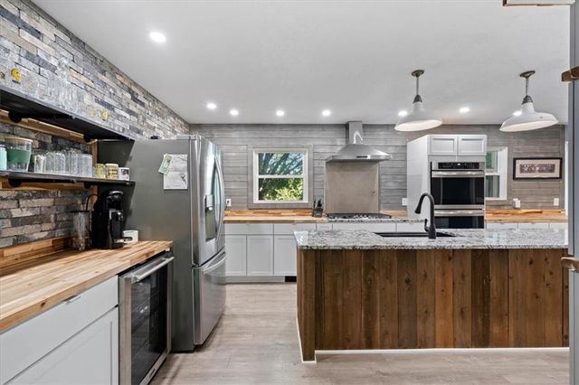 15704 Horton Lane, Overland Park, KS 66223