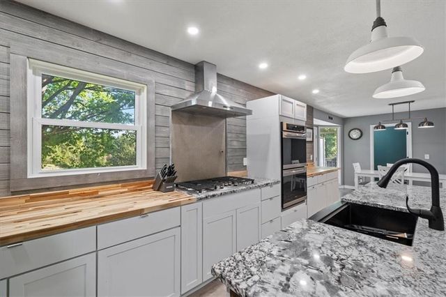 15704 Horton Lane, Overland Park, KS 66223