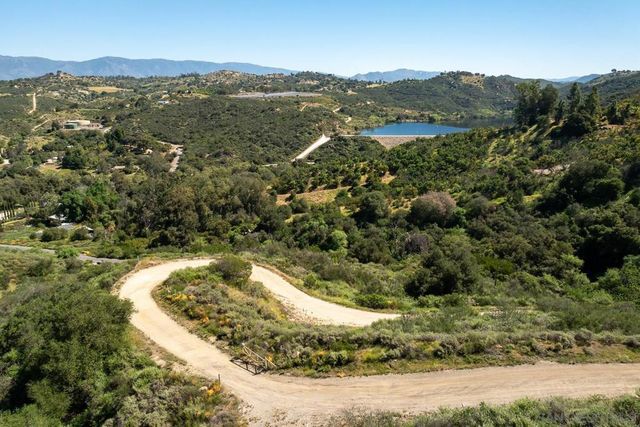 27995 Cougar Pass Rd, Escondido, CA 92026