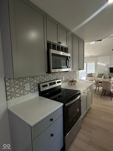3511 Statuette, Indianapolis, IN 46214