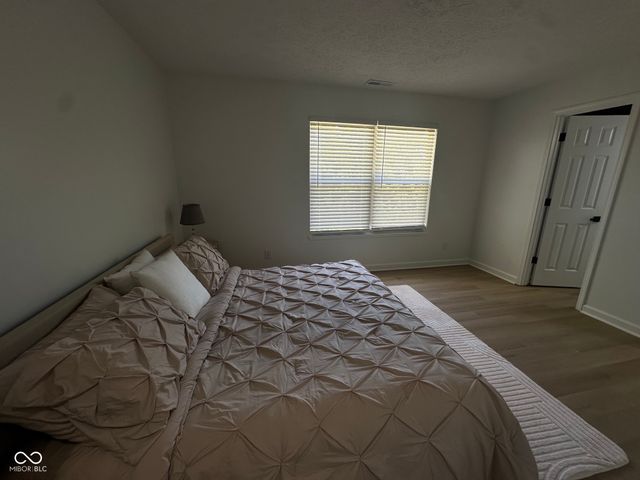 3511 Statuette, Indianapolis, IN 46214