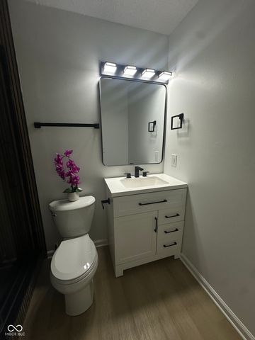 3511 Statuette, Indianapolis, IN 46214