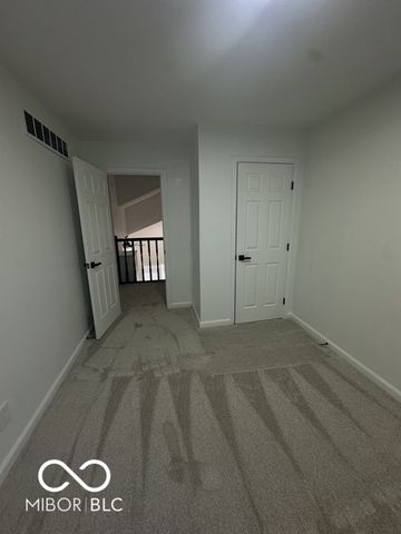 3511 Statuette, Indianapolis, IN 46214