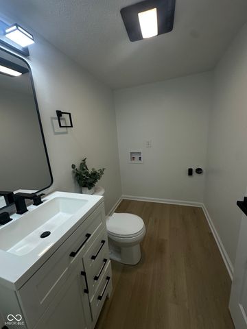 3511 Statuette, Indianapolis, IN 46214
