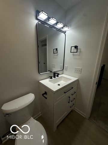 3511 Statuette, Indianapolis, IN 46214