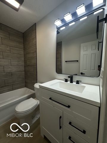 3511 Statuette, Indianapolis, IN 46214